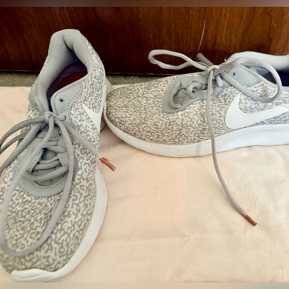 Nike Patterned Gray and White Sneakers